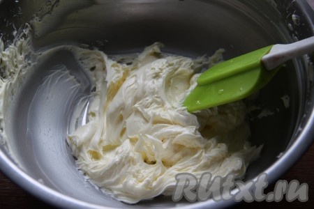 Сливочное масло комнатной температуры взбить миксером в течение 2 минут до красивой, пышной массы.
