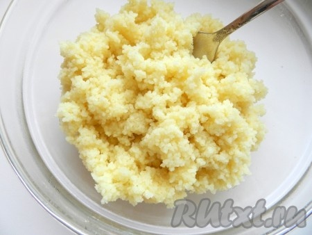 Приготовить кус-кус, как указано на упаковке. Я варила в пакетике 5 минут.