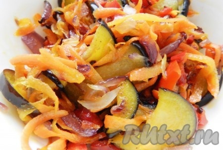 Вначале обжарить на оливковом масле баклажаны, затем добавить лук, морковь и болгарский перец. Посолить и поперчить.