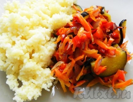 Смешать кус-кус с жареными овощами.