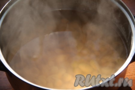 Фасоль замочить на ночь в холодной воде. На следующий день залить фасоль 2 литрами воды, довести до кипения и варить на небольшом огне до готовности фасоли. У меня фасоль сварилась за 20 минут, но, в зависимости от сорта фасоли, может вариться от 1 часа до 1,5 часов.
