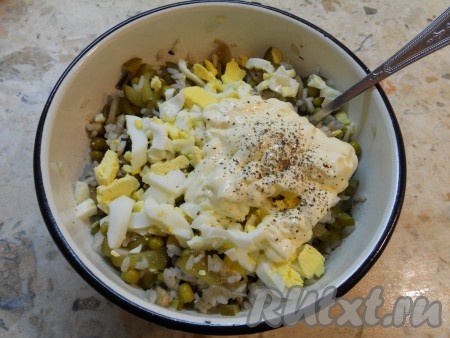 Салат посолить и поперчить, добавить майонез и сметану, перемешать.
