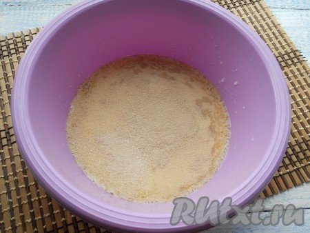 Всыпать дрожжи, перемешать все, оставить на 5 минут.