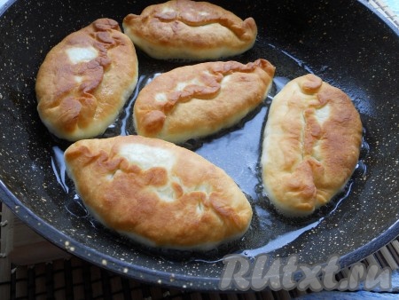 Подсолнечное масло разогреть в сковороде. Жарить пирожки на небольшом огне до румяности с двух сторон.