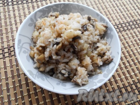 Если нужно, начинку еще подсолить по вкусу, перемешать, подержать на огне около 2-3 минут. Выложить все в миску, остудить.
