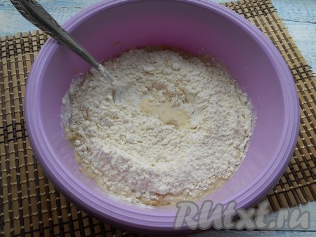 Затем всыпать просеянную муку.