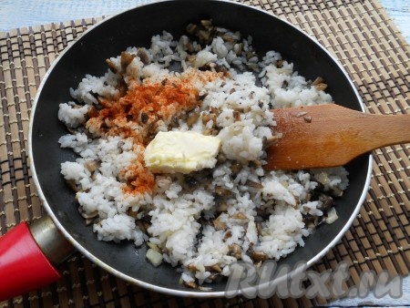 Обжаривать еще около 4-5 минут. Далее добавить в сковороду рис, сливочное масло и паприку.
