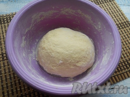 Замесить мягкое, но не липнущее тесто. Слишком не вымешивать!