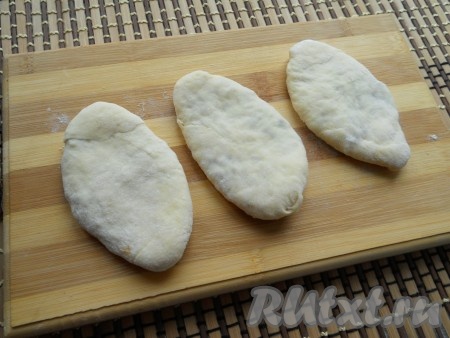 Сформировать пирожки обычным способом.