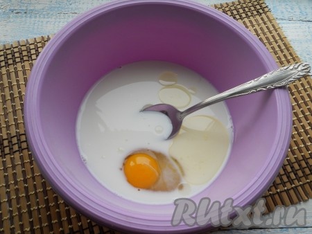 Пока начинка остывает, замесите тесто. Для этого молоко комнатной температуры смешать с теплой водой, добавить соль, сахар, сырое яйцо, растительное масло, перемешать.
