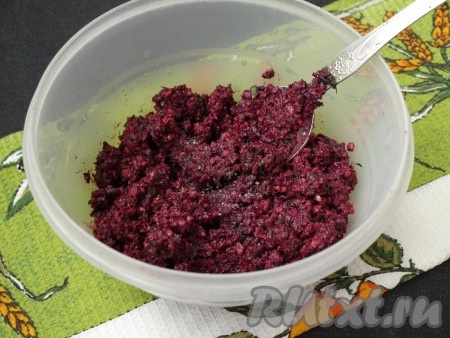 Переложить пхали из свеклы в подходящую ёмкость, попробовать на вкус, если понадобится, добавить ещё соль и перец.

