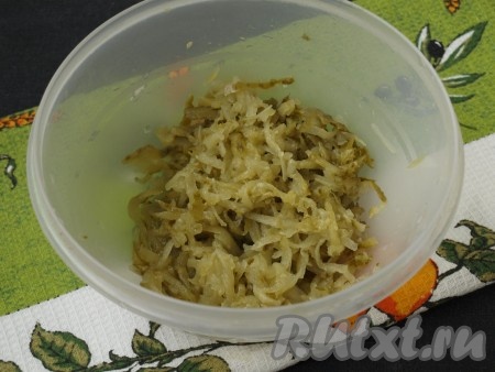На тёрке натереть солёные огурцы.
