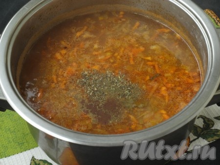 Затем огурцы добавить в суп. К этому времени и фасоль, и картофель будут готовы. Попробовать рассольник на вкус и добавить по вкусу приправы. Здесь можно использовать и прованские травы, и смесь перцев, я также добавила щепотку корицы. Сбалансировать вкус постного рассольника можно, добавляя по щепотке соли и сахара.
