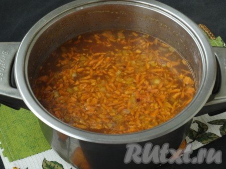 Зажарку переложить в суп и варить ещё 10 минут.
