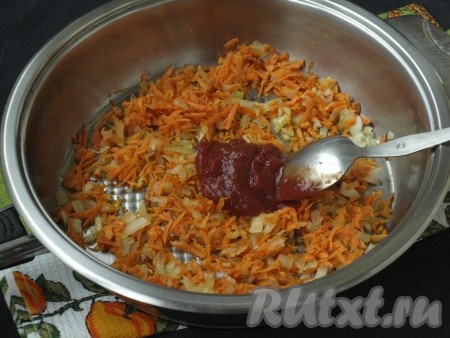 Кубиками нарезать очищенный лук, очищенную морковь натереть на тёрке. Разогреть в сковороде масло, обжарить до прозрачности лук, затем добавить морковь и обжаривать 3-4 минуты, иногда помешивая. Добавить в сковороду томатную пасту и перемешать получившуюся зажарку.