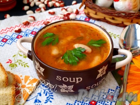 Горячий и очень вкусный постный рассольник, посыпав нарезанной зеленью, подать к столу. Можно добавлять сметану.