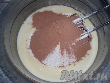 Всыпать просеянную муку и какао.