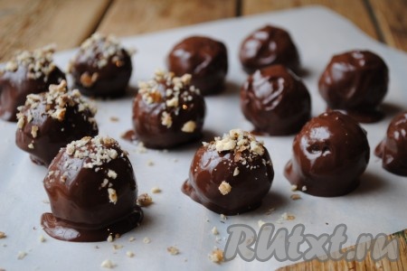 Сверху, пока шоколад жидкий, домашние конфеты можно присыпать измельчёнными грецкими орехами. Я сделала половину конфет, посыпанных орехами, половину - просто в шоколаде. Затем отправить конфеты "Чернослив в шоколаде" на 15-20 минут в холодильник, чтобы шоколад застыл.&nbsp;