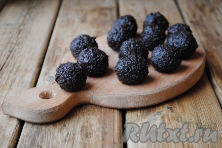 Из измельчённого чернослива скатать шарики небольших размеров (у меня вышло 12 штук).&nbsp;