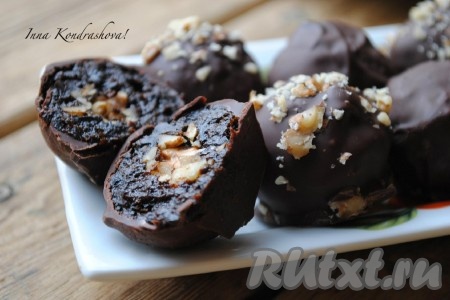 Такие конфетки лучше хранить в холодильнике и подавать исключительно перед чаепитием, так как они будут быстро таять в руках.