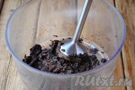 Чернослив промыть под проточной водой, обсушить. Если у вас сухофрукты очень сухие и жёсткие, их можно замочить в горячей воде на 5-10 минут. Подготовленный чернослив взбить блендером до однородной, кашеобразной массы (можно пропустить через мясорубку).&nbsp;