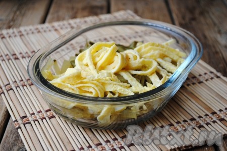 Дать блинам остыть, а затем нарезать соломкой и добавить к огурчикам.&nbsp;
