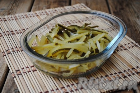 Маринованные огурцы нарезать соломкой.&nbsp;
