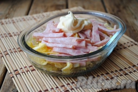 Заправить салат майонезом, добавить соль по вкусу и перемешать.&nbsp;
