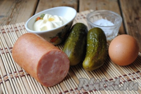 Подготовить необходимые ингредиенты для приготовления салата из яичных блинчиков с колбасой