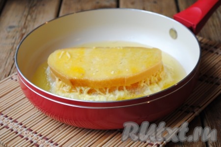 Сковороду разогреть с растительным маслом, масло должно полностью покрывать дно сковороды.  Выложить в горячее масло бутерброд. 