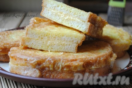 Лучше всего подавать жареные бутерброды с сыром в горячем виде, пока сыр не застыл внутри. Но и в охлаждённом виде они тоже хороши на вкус.