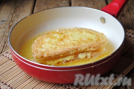 Жарить бутерброд с сыром на среднем огне по 2 минуты с каждой стороны (до золотистой корочки).
