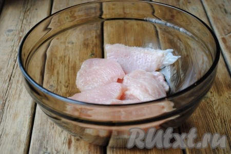 Подготовленное филе посолить. 