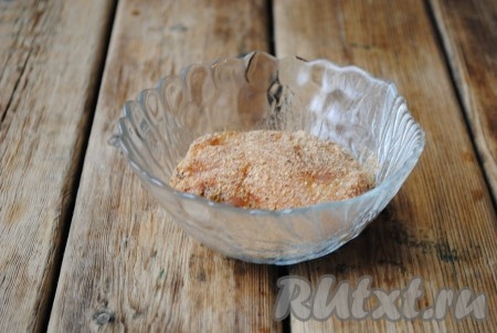 Затем куриное филе обвалять в панировочных сухарях.&nbsp;
