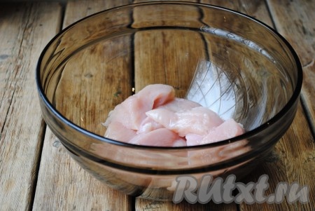 Куриное филе вымыть холодной водой, обсушить и нарезать небольшими кусочками.&nbsp;
