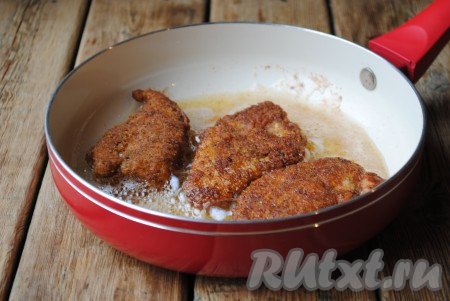 Огонь должен быть средним, чтобы куриное мясо успело прожариться внутри. Жарить по 3 минуты с каждой стороны (до румяной корочки). Время приготовления будет зависеть от величины филе.&nbsp;
