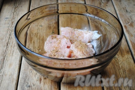 Всыпать к куриному филе приправу и оставить мариноваться при комнатной температуре минут на 10-15.&nbsp;
