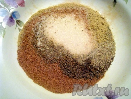 Соединить и перемешать корицу, ванильный сахар, кардамон, имбирь, кориандр и гвоздику. Если нет всех указанных пряностей в наличии, то можно либо добавить те, которые есть, либо ограничиться самыми основными, которые обычно бывают в кухонном арсенале - корицей и ванильным сахаром.