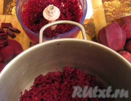 Свежую сырую свёклу очистить и измельчить в блендере или с помощью тёрки.