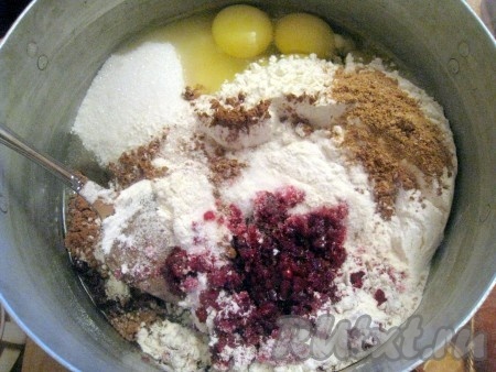 В кастрюлю или миску со свёклой добавить растительное масло, яйца, сахар, какао, муку, разрыхлитель, соду гашеную и пряности.