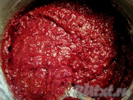 После тщательного перемешивания получится густое, но пышное тесто свекольного цвета.