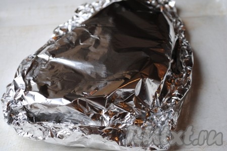 Завернуть рыбу с луком в фольгу и отправить в разогретую до 180 градусов духовку на 20-25 минут. 