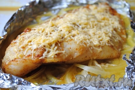 Затем фольгу развернуть, рыбу притрусить натёртым твёрдым сыром и отправить ещё на 10 минут в духовку (до образования аппетитной сырной корочки). 