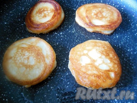 Готовьте оладьи на разогретой сковороде на растительном масле на среднем огне. На каждый оладушек уходит 1,5-2 чайных ложки теста. Жарьте оладушки с двух сторон до золотистого цвета (по несколько минут с каждой стороны). Оладьи не впитывают много растительного масла, поэтому после жарки их можно не выкладывать на бумажное полотенце.