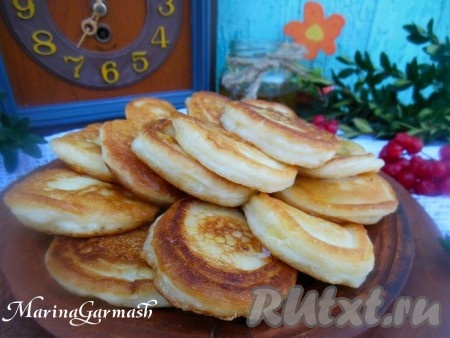 Наши вкусные, пышные, аппетитные оладьи, замешанные на кефире с содой без добавления яиц, готовы. К столу подаём их с вареньем, мёдом, сметаной.