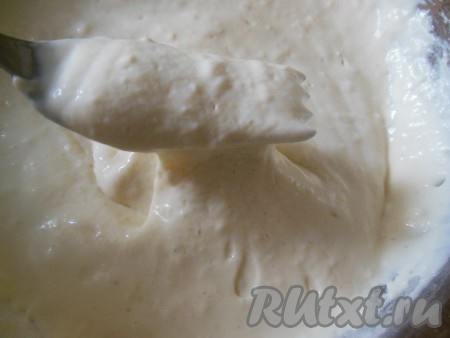 Добавляя муку, учитывайте, что тесто должно получиться по консистенции, как густая сметана, как на фото, но при этом очень воздушным. В самом конце добавьте соду и снова перемешайте. Оставьте тесто на 7-10 минут (за это время сода полностью погасится в кефире).