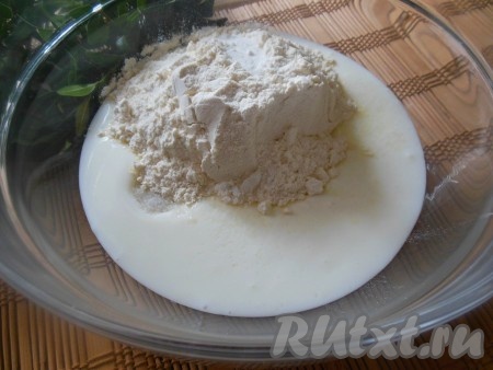 Затем частями добавьте муку, каждый раз тщательно вмешивая её столовой ложкой.