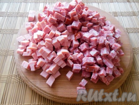 Колбасу тоже нарежьте кубиками.
