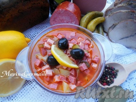 Очень вкусную, сытную солянку с колбасой и картошкой, сваренную по этому рецепту, подаем с маслинами, лимонами и сметаной.
