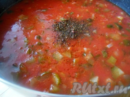 К обжаренному луку добавьте томатный сок, томатную пасту, нарезанные кубиками соленые огурцы, немного сахара по вкусу и тушите заправку для солянки 7-10 минут (если мало кислоты, можно добавить немного рассола). Лавровые листья и перец горошком измельчите в кофемолке, добавьте в заправку, доведите до кипения и снимите с огня.
